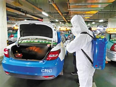 免費接送一線抗“疫”人員 蘭州奔馬雷鋒車隊，你們真棒！