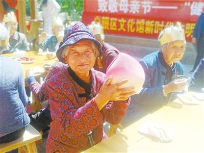 母親節(jié)，白銀“花村”擺了一場(chǎng)“敬老宴”