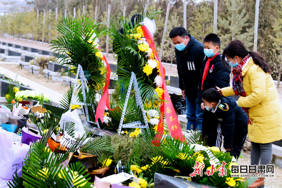 委托快遞、自發(fā)前往，社會(huì)各界在陳紅軍烈士墓前獻(xiàn)花致敬