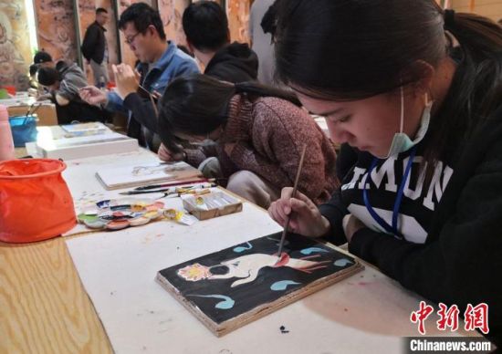 2020年10月，臺灣大學(xué)生在敦煌“莫高學(xué)堂”體驗(yàn)?zāi)嗯弋嬍肿髡n?！《∷?攝