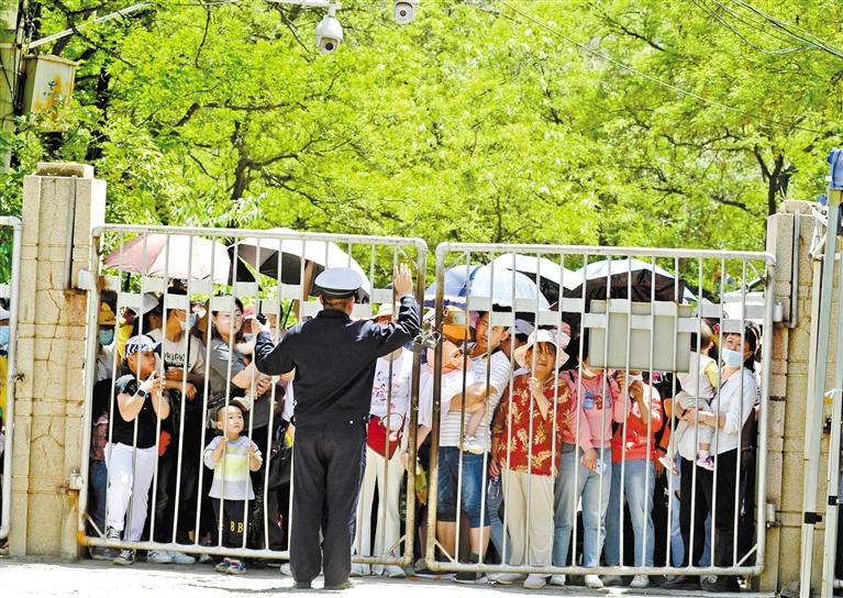 人流如潮 入園游客突破5萬 五泉山公園、蘭州市動物園昨日臨時閉園