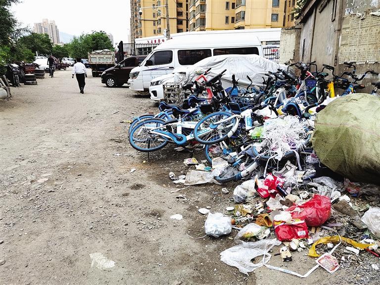 百米土路臟亂差，誰來管？經(jīng)記者協(xié)調(diào)，社區(qū)組織志愿者進(jìn)行了清理