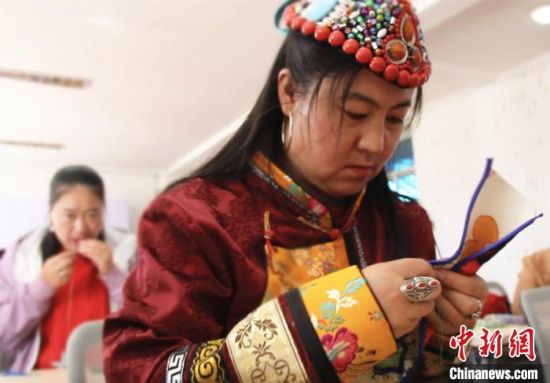 圖為裕固族婦女學(xué)習(xí)刺繡?！∈缝o靜 攝