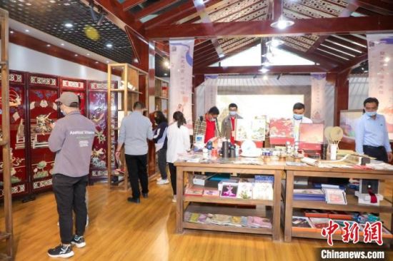 圖為甘肅“一會(huì)一節(jié)”期間，位于敦煌的天水市展館中，民眾觀賞文創(chuàng)產(chǎn)品。　甘肅省文化和旅游廳供圖