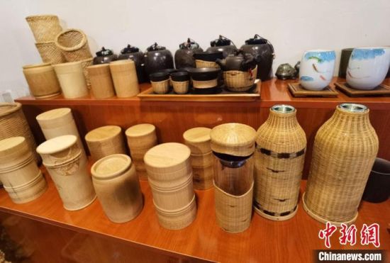 圖為展陳的一件件精致可愛的竹編農(nóng)具工藝品?！●T志軍 攝