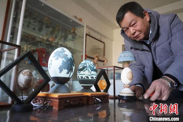 圖為吳義澤展示的最新創(chuàng)作的蛋雕作品?！【琶赖ぴ?攝