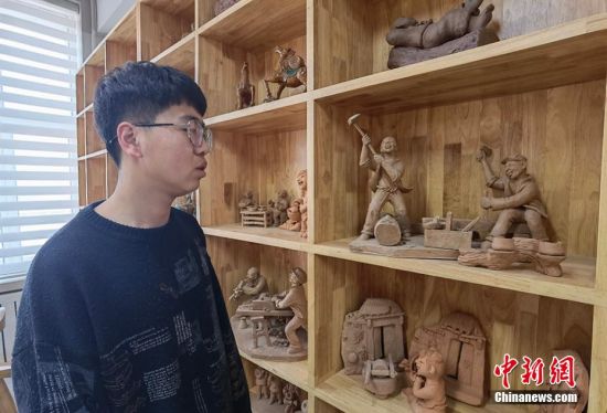 圖為學(xué)生介紹作品。 劉玉桃 攝