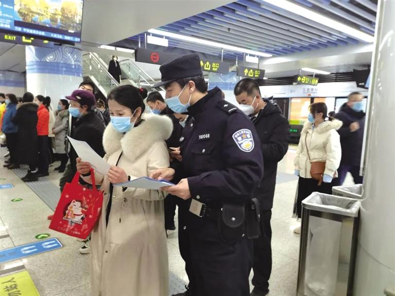 講解詐騙套路 普及“斷卡”常識 蘭州城關(guān)公安分局、交通治安分局聯(lián)合反詐宣傳進地鐵