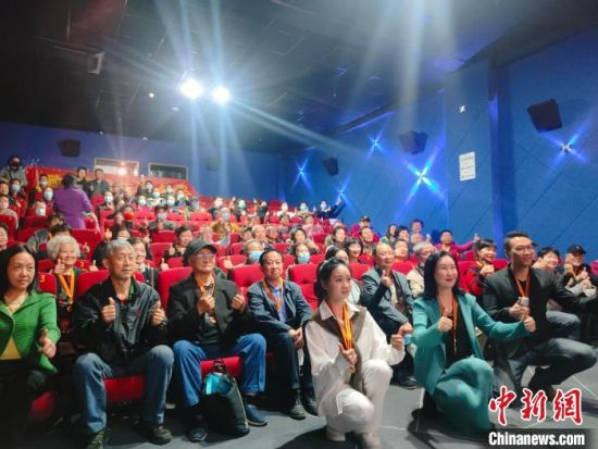 《浴血誓言》主創(chuàng)團隊與到場的紅軍后代合影?！￡愡x斌 攝