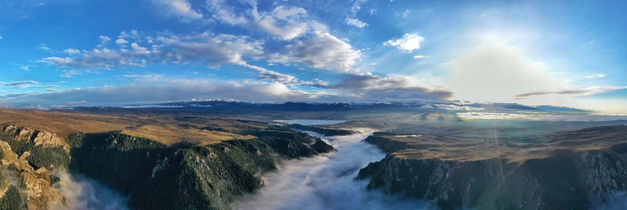 甘肅山丹馬場(chǎng)：峽谷云霧似仙境。 王超攝