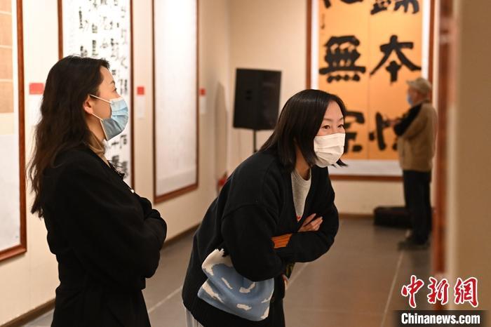 圖為甘肅蘭州，參展書法作品吸引參觀者。 中新社記者 李亞龍 攝