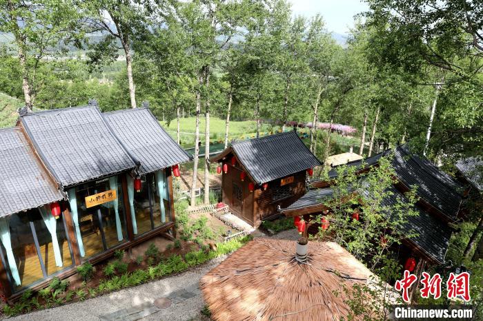 圖為景區(qū)內依山而建的民宿?！⊙Φ?攝