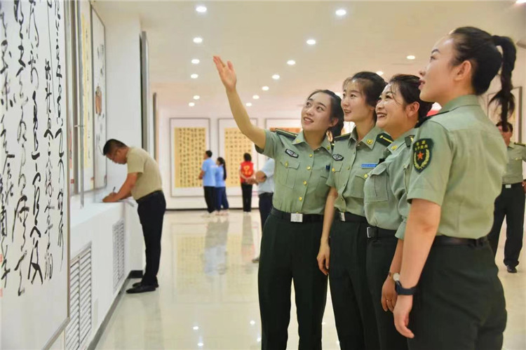 觀眾在南梁革命紀(jì)念館參觀甘肅省廉潔文化美術(shù)、書(shū)法、設(shè)計(jì)作品展.jpg
