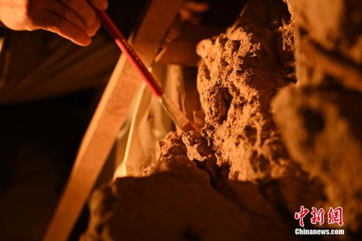 8月25日，文物修復師牟常有進行文物修復工作。