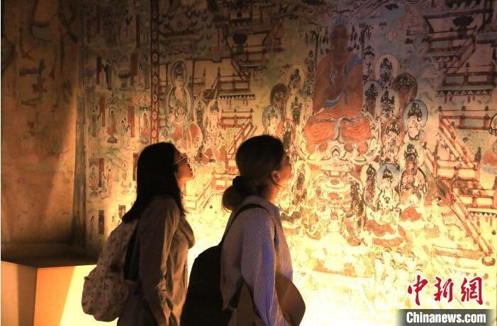 2023年8月27日，游客在甘肅省敦煌市博物館參觀文物展。張曉亮 攝(資料圖)