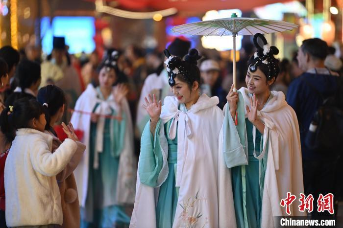 圖為街區(qū)人員著傳統(tǒng)服飾與游人互動。李亞龍 攝</p>
<p>