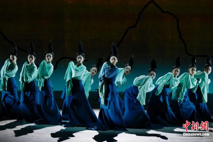 2024年2月29日晚，舞蹈詩(shī)劇《只此青綠》在北京上演，多國(guó)駐華使節(jié)和國(guó)際組織代表前來(lái)觀賞。韓海丹 攝