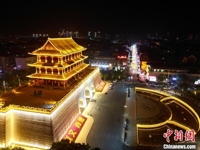 圖為武威市標志性建筑涼州古城門燈光亮起。(無人機照片) 　戴文昌 攝</p><p>