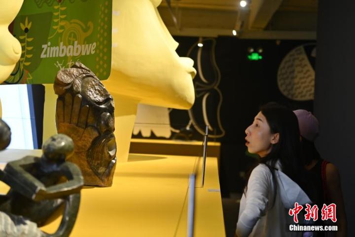 圖為游客參觀藝術(shù)展。中新社記者 李亞龍 攝