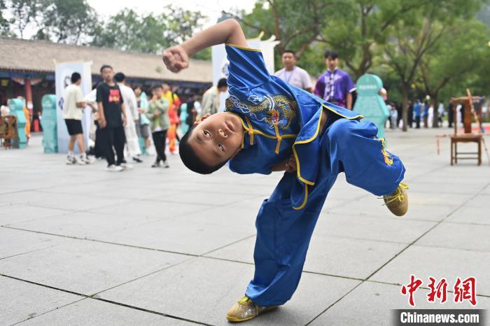7月14日，甘肅省平?jīng)鍪嗅轻忌骄皡^(qū)內(nèi)，小朋友展示查拳。7月13日至14日，“2024年北京體育大學第十五屆國際武術(shù)比賽交流大會暨首屆崆峒山國際武術(shù)大會”舉行，大會也在崆峒山景區(qū)進行問道崆峒、武術(shù)高級研修班、崆峒拜師等系列活動。中新社記者 李亞龍 攝</p>
<p>