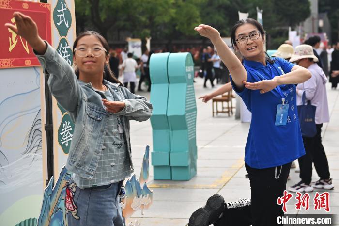 7月14日，甘肅省平?jīng)鍪嗅轻忌骄皡^(qū)內(nèi)，霍氏練手拳傳承人、霍元甲玄孫女霍靜虹(右)教授武術(shù)愛好者霍氏練手拳。7月13日至14日，“2024年北京體育大學第十五屆國際武術(shù)比賽交流大會暨首屆崆峒山國際武術(shù)大會”舉行，大會也在崆峒山景區(qū)進行問道崆峒、武術(shù)高級研修班、崆峒拜師等系列活動。中新社記者 李亞龍 攝</p>
<p>