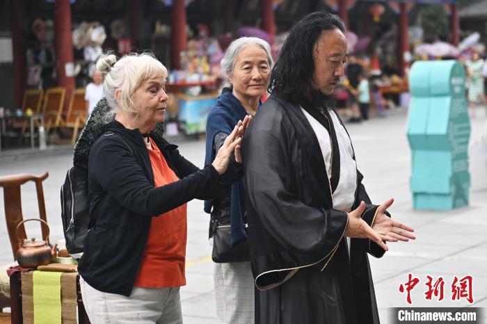 7月14日，甘肅省平?jīng)鍪嗅轻忌骄皡^(qū)內(nèi)，外籍武術(shù)愛好者感受青城武術(shù)。7月13日至14日，“2024年北京體育大學第十五屆國際武術(shù)比賽交流大會暨首屆崆峒山國際武術(shù)大會”舉行，大會也在崆峒山景區(qū)進行問道崆峒、武術(shù)高級研修班、崆峒拜師等系列活動。中新社記者 李亞龍 攝</p>
<p>